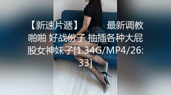 伪娘人妖户外大胆露出自慰，天桥底下，身后人来人往、车来车往，真是艺高人胆大，佩服至极！