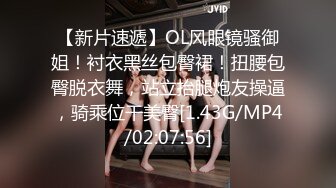 【新片速遞】清纯小美女露脸黑丝诱惑跟小哥激情啪啪大秀直播，口交大鸡巴，乖巧听话的配合小哥多体位蹂躏抽插，无套内射