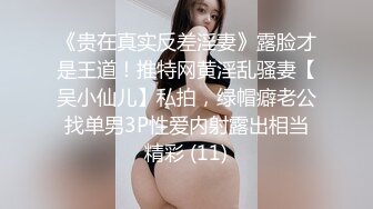 农村的风骚少妇颜值不错露脸就喜欢玩刺激的，夹着大黑牛在室外墙角自慰，家里楼梯口大黑牛加道具高潮喷水