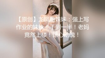 冒死爬窗偷窥邻居上高中的女儿回家洗澡