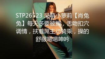 十一月最新流出精品手持厕拍服装商场二楼女厕前后视角偷拍多个美女楼梯口收脸