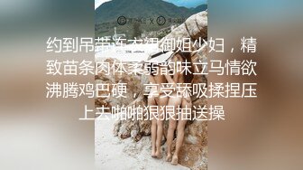 无毛黑丝情趣装非常骚的小母狗镜头前的诱惑，揉奶玩逼淫水多都能拉丝给狼友看特写，口交假鸡巴听狼友指挥