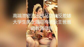 后入式抽插穿着开档情趣丝袜的骚女人