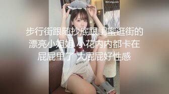 KTV女厕偷拍白裤子少妇喝的有点多尿的有点急