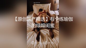 黑丝伪娘 戴着锁不穿内裤穿着超短裙到便利店买东西 锁和屁股被店员看的一清二楚 回酒店开着房门撸一发真的太羞耻太刺激了