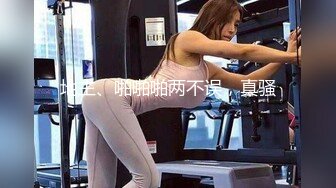 胸前印了一只熊的长衫美女真是粉嫩