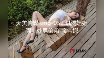 娇小嫩妹子 沙发上互摸调情 黑色丝袜骑乘 转战床上扶着屁股后入