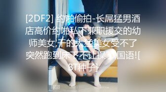 小虎牙清纯甜美学生萌妹，撩起衣服揉捏贫乳，掰开粉嫩小穴道具插入