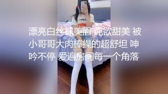  小骚逼露脸洗干净了伺候小哥哥诱惑狼友，舔鸡巴的样子好骚吸蛋蛋