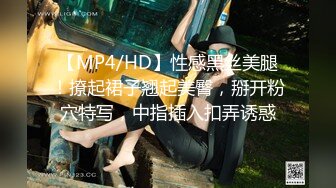 甜美邻居小妹妹，把自己关在房间自慰，滋滋的淫水从洞口流了出来！