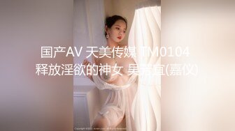 街上碰到两个发传单的小美女，打定主意守候黑衣服上厕所尿尿，这小肥逼真是诱人哦~~