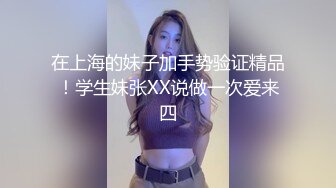 肉嘟嘟的可爱妹子，舌头撩人童颜巨乳躺下掰穴大黑牛加持震动刺激喷尿