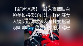 良家小淫妻真是骚得没边了，火车站坐草棚地上，左右都是人，明目张胆就把手指伸进逼里扣，这也太刺激了吧！