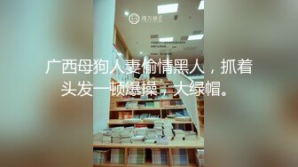 衣服还没脱完就开干 边口交边手指扣逼 现场激烈3P大战