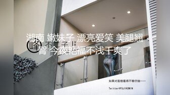 漂亮人妻抱孩子逛公园 深色菊花区 发现被偷拍盯着镜头 !