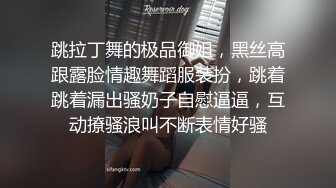 喜欢户外的美女骚货跟小哥野外车震超刺激，撅着屁股掰开骚穴给狼友看，车上口交大鸡巴让小哥抓着奶子干射嘴