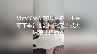 淫妻车内完全露出了，代驾师傅开车进来整个人震惊了！整个人语无伦次，让他摸又不敢，真是个怂货!