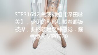 长发气质颇佳的颜值妹子，制服诱惑在真皮沙发上无套啪啪