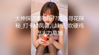 美女无聊对着镜头掰开粉嫩粉嫩的穴玩得不亦乐乎，想象一下镜头是你的脸是多么美好的一件事