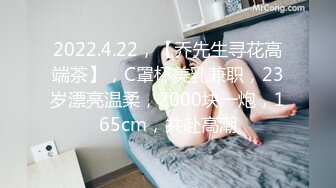 人妻少妇露脸发骚不让儿子睡觉激情啪啪，跟狼友互动撩骚，淫声荡语撸起大鸡巴舔弄，吃奶舔逼无套抽插好刺激