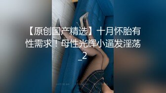 橙色T恤美女蹲姿撩人 充分展示干净肥美的鲍鱼