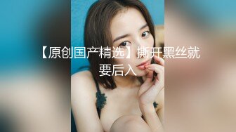 《极品CP魔手外购》坑神潜入某单位女厕隔板缝中实拍超多小姐姐方便，赤裸裸逼脸同框，妹子对着镜头看半天都没发现异常 (2)