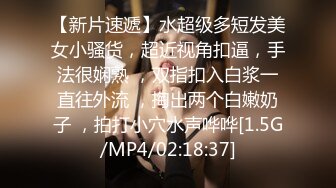 一个美丽的女人，带着不断的微笑扭曲她的脸