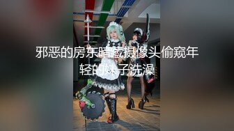 莫娜爱她的丈夫。他们结婚有一段时间了，一直在想方设法让事情变得有趣。最近，他一直在谈论她和其他男人上