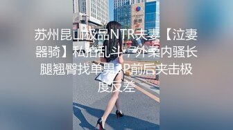 抖音巨乳网红李雅晚上寂寞难耐小区附近溜达搭讪18岁楞青小伙把他带回家玩弄，满足她的兽欲