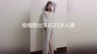 网红美女让闺蜜道具玩穴，闺蜜拿大黑牛振动棒轮番上，搞得好爽