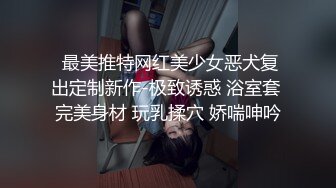 两个大长腿成熟御姐欲望来了互相爱抚释放，情趣黑丝缠绕摩擦戴上硕大鸡巴啪啪