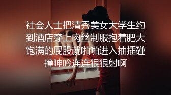 一手抓不过来的大奶子少妇跟小哥激情啪啪，让大哥后入爆草抽插无套玩弄，淫声荡语不断，露脸给大哥舔弄鸡巴