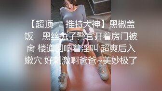 穿丝袜的娇小女学生在购物中心的更衣室里做危险的口交