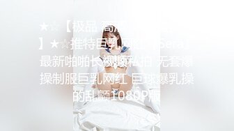 潜入服装城偷拍两个美少妇