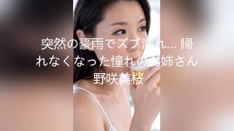 尾随偷拍美女裙底风光 吊带裙靓女和精神小伙男友逛街。松垮内内性感真想伸手摸一下