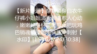 年轻妹子挑逗躺着沙发上玩手机的男友，最后被内射了好多