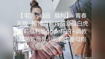  大奶骚妹夜晚驾车和炮友户外车震，摇下车窗掏出奶子呻吟，路边退下衣服深喉交