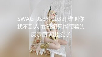 风骚的少妇一撩就上勾，两渣男扒光少妇玩3P，前面口交后面草她大屁股，揉捏奶子轮流伺候做在凳子上抽插