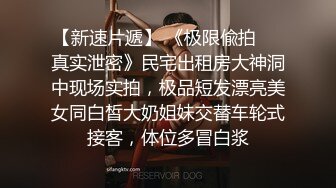 周末表妹来家里玩透过门缝偷窥她洗澡竟然一边洗澡一边用我的刮胡刀刮毛